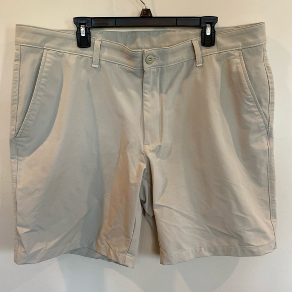 Under Armour Men’s Golf Shorts Loose Fit Size 42 Khaki - Picture 1 of 5